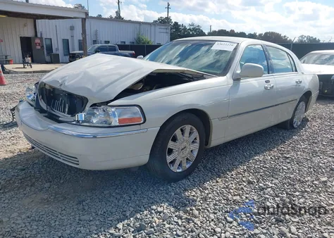 2005 Lincoln Town Car Signature Limited z USA, uszkodzony, nr VIN 1LNHM82W75Y624907